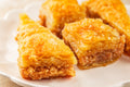 Goldbraune Şöbiyet-Baklava in Dreiecksform mit Grieß-Sahne-Füllung auf weißem Teller