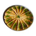Rund angeordnete Havuç-Dilimi-Baklava in Karottenscheiben-Form mit Pistazienfüllung auf Servierplatte