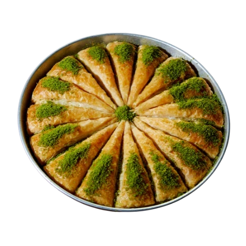 Rund angeordnete Havuç-Dilimi-Baklava in Karottenscheiben-Form mit Pistazienfüllung auf Servierplatte