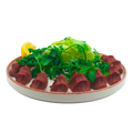 Vegane Çiğ Köfte aus Bulgur mit frischem Salat und Zitrone auf einer Servierplatte