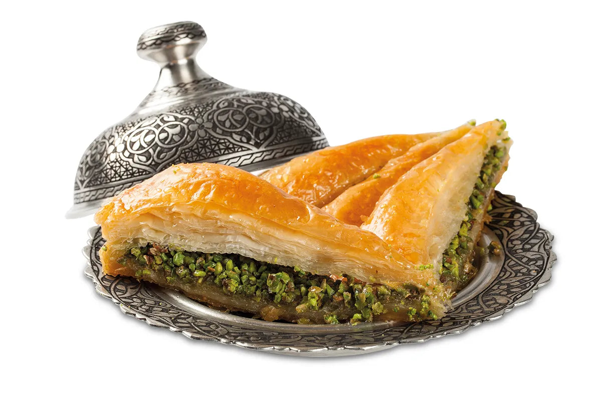 Havuç Dilimi Baklava – große dreieckige Keilstücke mit besonders dicker Pistazienschicht auf Silberteller