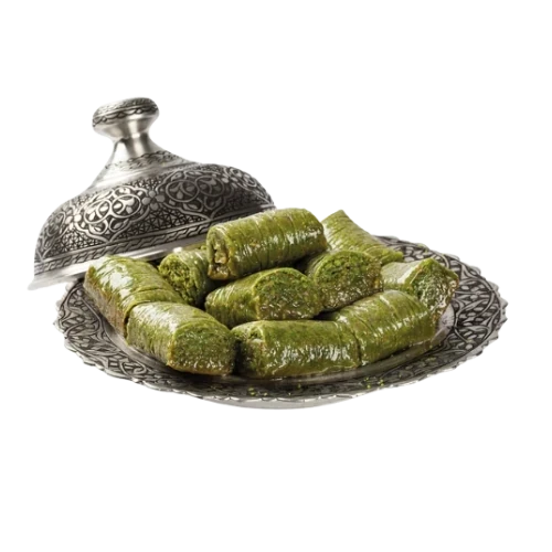 Pistazien-Sarma – eng gerollte, kräftig grüne Pistazienröllchen auf Silbertablett