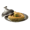 Gemischtes Baklava-Sortiment auf verziertem Silbertablett mit Haube – verschiedene Sorten kombiniert