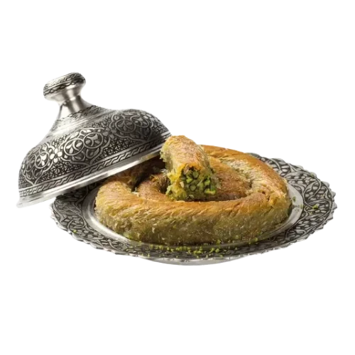 Gemischtes Baklava-Sortiment auf verziertem Silbertablett mit Haube – verschiedene Sorten kombiniert