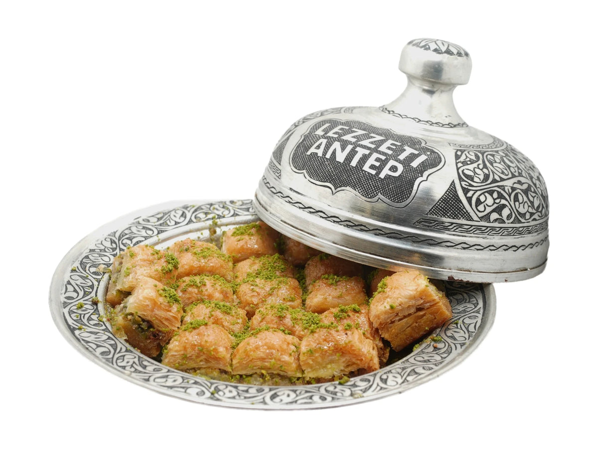 Bol Fıstıklı Baklava – Baklava mit doppelter Pistazienmenge auf gravierter Lezzeti-Antep-Servierplatte mit Haube