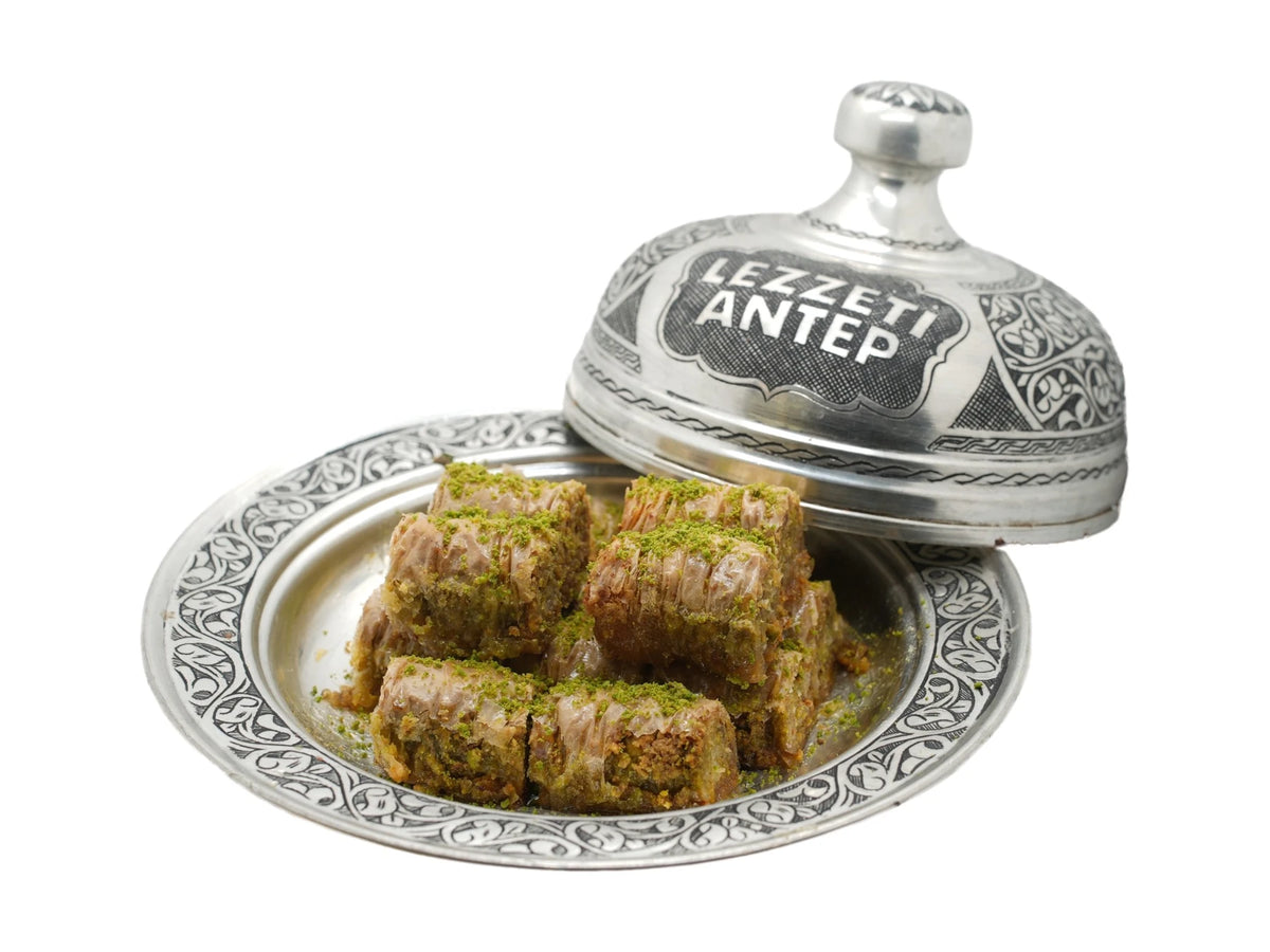 Fıstık Burma – gedrehte Teigrollen mit Pistazienkern auf Lezzeti-Antep-Platte