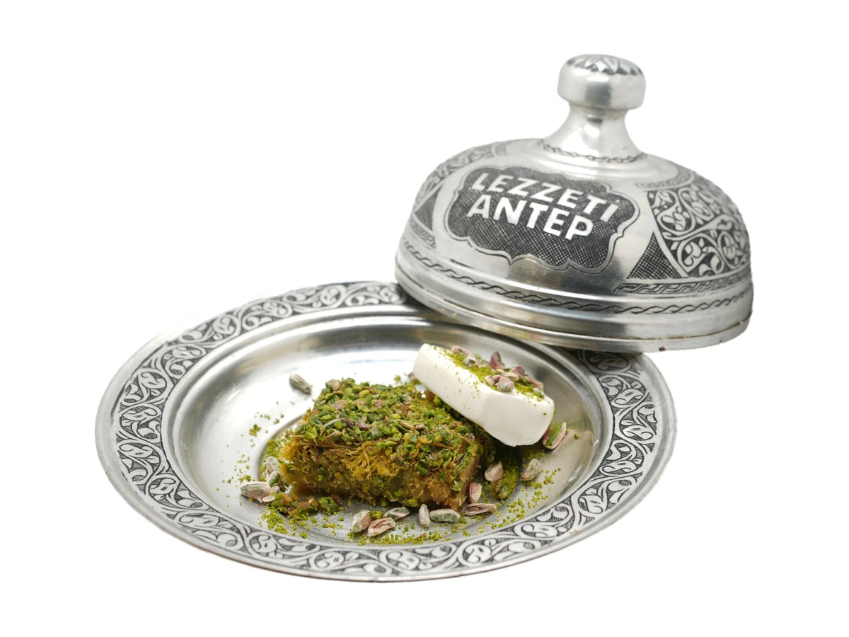 Fıstıkzade serviert mit Kaymak und ganzen Pistazien