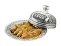 Şöbiyet Baklava – gefaltete Blätterteigstücke mit Kaymak und Pistazien auf Lezzeti-Antep-Platte