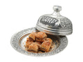 Walnuss-Baklava – Blätterteigstücke mit grob gehackten Walnüssen auf Lezzeti-Antep-Platte