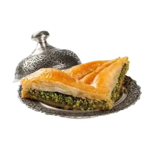 Klassisches Pistazien-Baklava in Rautenform mit goldbraunem Blätterteig und grüner Pistazienfüllung